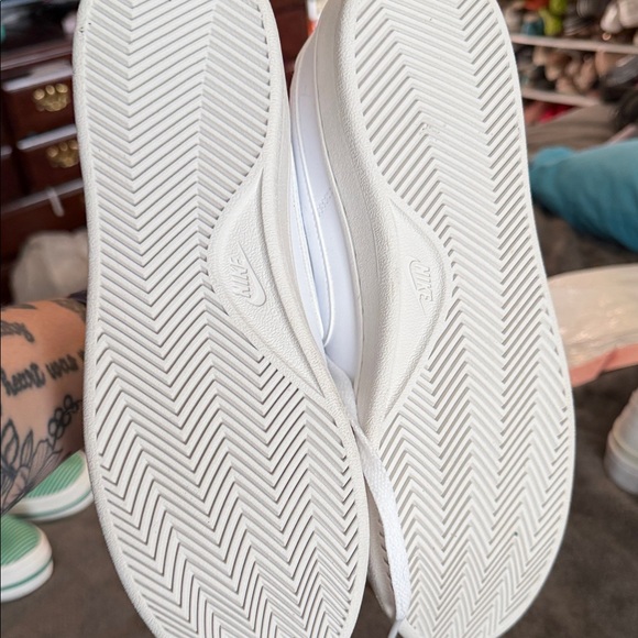 Classic White Nike Women's Leather Sneakers - Picture 6 of 8